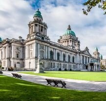 Imponujący Belfast City Hall, doskonały na kulturalny city break w sierpniu.
