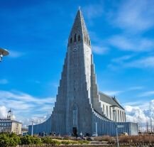 Kościół Hallgrímskirkja w Rejkiawiku – popularna atrakcja Islandii.
