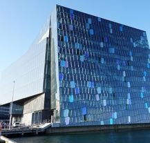 Szklana fasada sali koncertowej Harpa – popularnego miejsca kultury w Rejkiawiku.