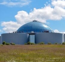  Centrum nauki i obserwatorium Perlan w Rejkiawiku – jedno z miejsc, które szczególnie warto odwiedzić w stolicy Islandii.