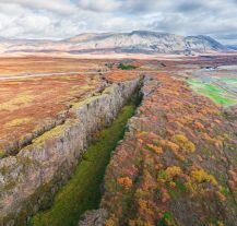 Widok z lotu ptaka na szczelinę tektoniczną w Parku Narodowym Þingvellir.