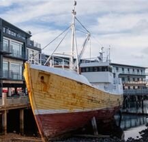 Kuter rybacki Gullborg zacumowany przy budynku Muzeum Morskiego w Rejkiawiku – symboliczne nawiązanie do islandzkiej historii rybołówstwa.