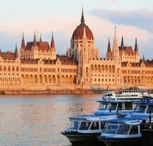 Parlament w Budapeszcie to jeden z najbardziej rozpoznawalnych budynków w Europie, zdecydowanie warto go odwiedzić podczas wizyty w stolicy Węgier.