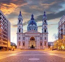 Monumentalna Bazylika św. Stefana, jedna z największych atrakcji Budapesztu, olśniewa swoją symetrią i majestatyczną kopułą w ciepłym świetle zachodzącego słońca.