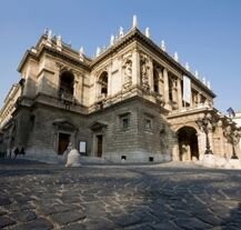 Budapeszteńska Opera Narodowa zachwyca majestatyczną architekturą neorenesansową – jedno z najważniejszych miejsc kultury muzycznej w Europie Środkowej.