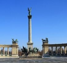 Imponujący Plac Bohaterów w Budapeszcie, będący hołdem dla założycieli Węgier i kluczowych postaci narodowej historii.