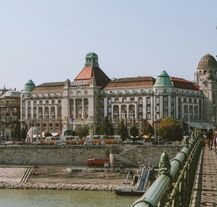 Widok na Hotel Gellért w Budapeszcie, mieszczący w swoich murach słynne Łaźnie Gellérta – historyczne kąpielisko termalne znane z secesyjnych wnętrz i leczniczych źródeł.