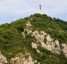 Góra Gellérta z monumentalnym Pomnikiem Wolności górującym nad Budapesztem – to popularny punkt widokowy w stolicy Węgier.