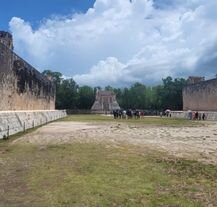 Nasi agenci na tle starożytnego boiska do rytualnej gry w piłkę w Chichén Itzá – jednej z największych i najlepiej zachowanych budowli tego typu w Meksyku.