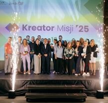 Uhonorowani tytułem Kreator Misji 2025 na scenie wraz z przedstawicielami zarządu, w trakcie wręczenia nagród podczas gali CUK.