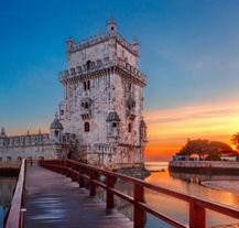 Wieża Belém nad brzegiem rzeki Tag – jeden z najczęściej fotografowanych obiektów w Lizbonie.