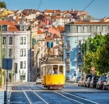 Zabytkowy tramwaj 28 – ikoniczny środek transportu i atrakcja turystyczna stolicy Portugalii.
