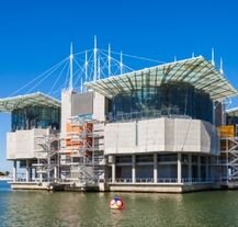 Nowoczesny budynek Oceanarium w Lizbonie – jedno z największych oceanariów w Europie, atrakcja dla rodzin z dziećmi i miłośników przyrody.