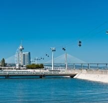 Kolejka linowa nad brzegiem Tagu w Parku Narodów w Lizbonie – nowoczesna dzielnica z promenadą, mostem Vasco da Gama i wieżą widokową.