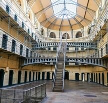 Wnętrze historycznego więzienia Kilmainham w Dublinie – miejsca o ważnym znaczeniu w historii Irlandii.