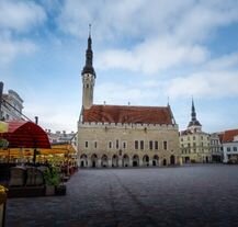 Główny plac Tallinna z gotyckim ratuszem – jedno z najważniejszych miejsc podczas zwiedzania stolicy Estonii.