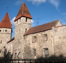 Średniowieczne mury obronne Tallinna z basztami – zachowane fortyfikacje dostępne dla zwiedzających.