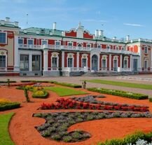 Barokowy Pałac Kadriorg w Tallinnie z otaczającym go eleganckim parkiem i fontannami.
