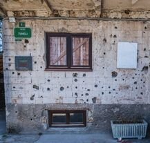 Wejście do Tunelu Nadziei z czasów oblężenia Sarajewa.