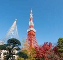 Tokyo Tower – ikoniczna wieża wzorowana na Wieży Eiffla.
