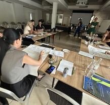 Uczestnicy warsztatów podczas intensywnych zajęć dotyczących ubezpieczeń nieruchomości.