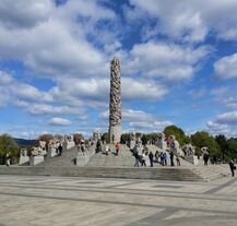 Imponujący monument w Parku Vigelanda, Oslo.