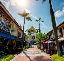 Ulica w dzielnicy Kampong Glam z widokiem na złoty Meczet Sułtana, Singapur