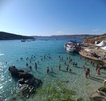 Uczestnicy wycieczki kąpiący się w Blue Lagoon na Comino