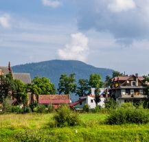 Rabka-Zdrój – panorama miasta z górskim krajobrazem w tle