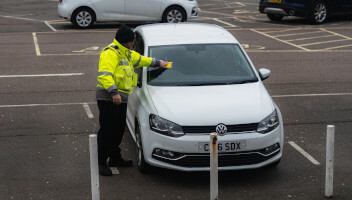 Mandat za nieprawidłowe parkowanie — co grozi kierowcy za złamanie przepisów?