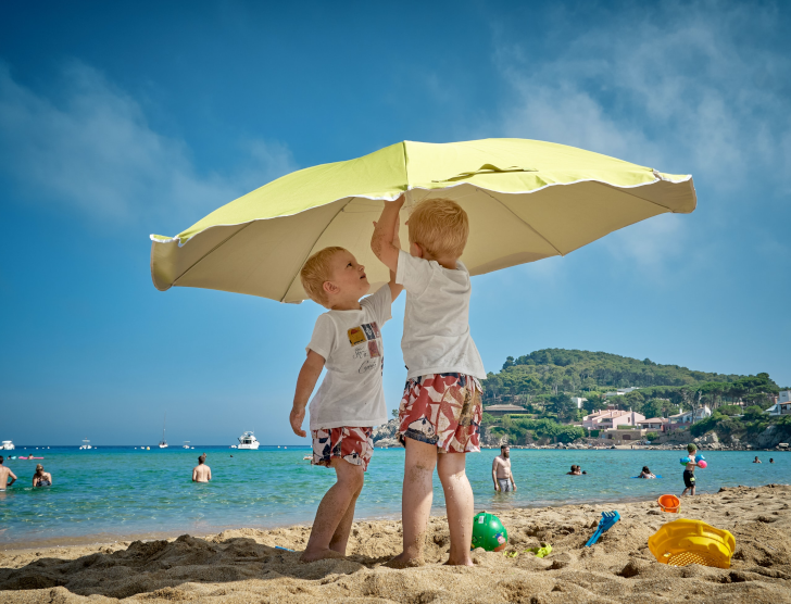Wypadki, urazy, kleszcze – po co ubezpieczenie dla dzieci na wakacje?