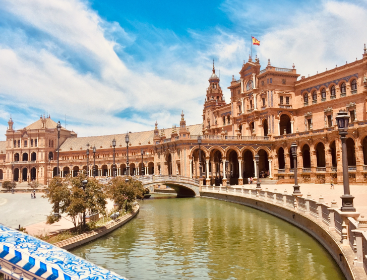 Ubezpieczenie turystyczne do Hiszpanii – ile kosztuje i jak wybrać?