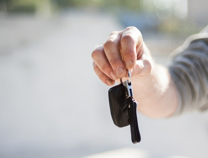 Umowa sprzedaży samochodu przez dwóch właścicieli — jak sporządzić?