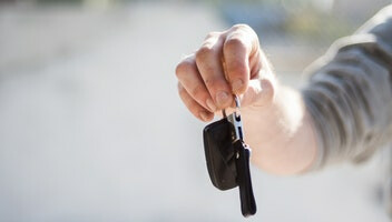 Umowa sprzedaży samochodu przez dwóch właścicieli — jak sporządzić?