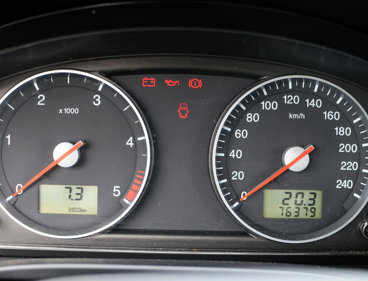 Kontrolki w samochodzie – co oznaczają poszczególne lampki na desce rozdzielczej?
