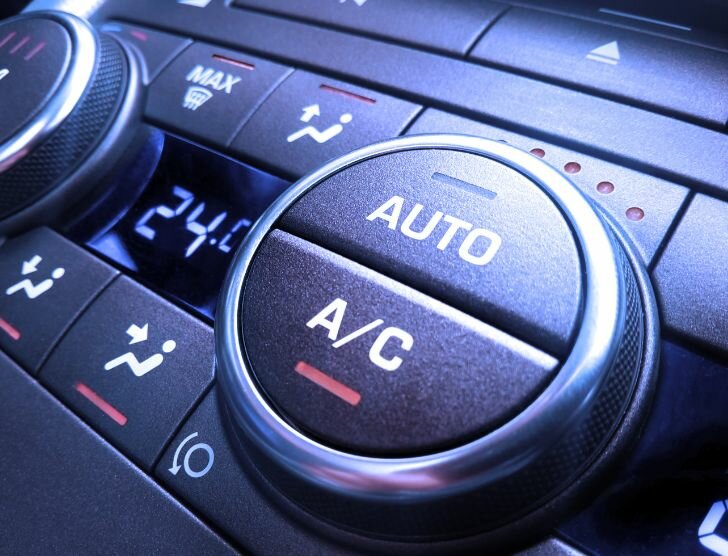 Jak używać klimatyzacji w samochodzie latem, a jak zimą?