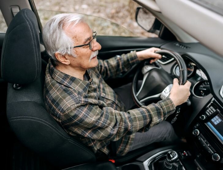 Seniorzy za kierownicą – czy nadchodzą zmiany w przepisach?