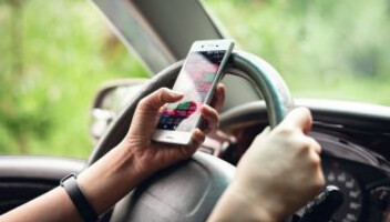 Korzystanie z telefonu podczas jazdy – co grozi kierowcy?