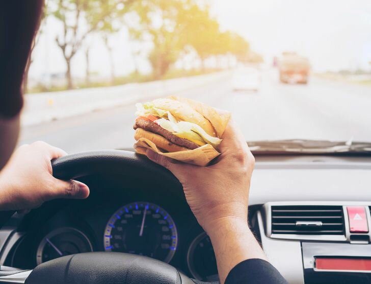 Czy dozwolone jest jedzenie i picie podczas jazdy samochodem?
