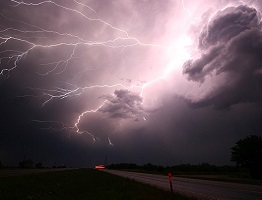 Zmiany klimatyczne zwiększają ryzyko nawałnic w Polsce Od skutków nawałnic warto ubezpieczyć nie tylko dom, ale wszystkie budynki gospodarcze