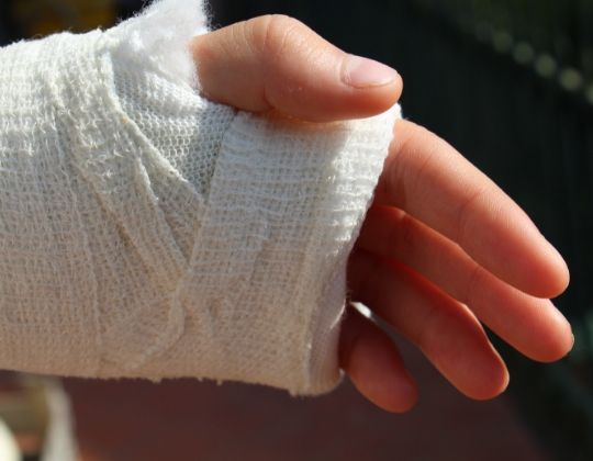 Posiadając kartę EKUZ możesz liczyć na darmową pomoc medyczną w razie wypadku podczas zagranicznej podróży. Wypadek na stoku? Dzięki karcie EKUZ otrzymasz bezpłatną pomoc medyczną.