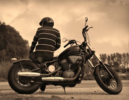 Ważnym ubezpieczeniem dla motocyklisty jest NNW, które gwarantuje odszkodowanie w razie trwałego uszczerbku na zdrowiu. Obowiązkowe ubezpieczenie OC motocyklista kupuje na cały rok, tak samo jak kierowca samochodu osobowego.