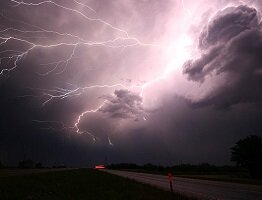 Zmiany klimatyczne zwiększają ryzyko nawałnic w Polsce Od skutków nawałnic warto ubezpieczyć nie tylko dom, ale wszystkie budynki gospodarcze