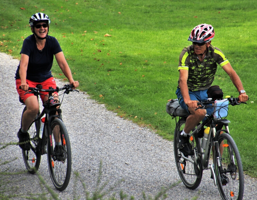 Jazda w kasku na rowerze chroni głowę w razie upadku – znacznie podnosi nasz poziom bezpieczeństwa