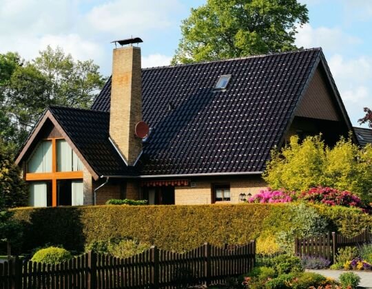 Ubezpieczając nieruchomość warto zwrócić uwagę na zakres i ryzyka objęte ubezpieczeniem. Cena ubezpieczenia domu zależy od wielu czynników, takich jak np. lokalizacja czy palność konstrukcji.