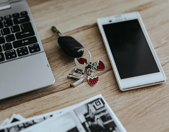 Czasami warto skorzystać z OC zbywcy po rekalkulacji składki. Polisa OC jest przypisana do kierowcy i pojazdu, ale po zmianie właściciela nie trzeba szukać nowego ubezpieczenia.