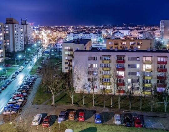 Aktywna polisa OC zarządcy nieruchomości podnosi jego wiarygodność w oczach klientów oraz daje zarządcy poczucie bezpieczeństwa. OC zarządcy nieruchomości gwarantuje wypłatę świadczenia w przypadku szkody, która powstała w wyniku działania zarządcy.