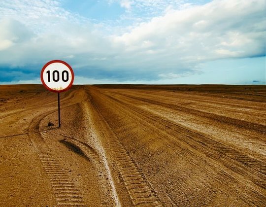 Automatyczna kontrola średniej prędkości już z nowymi znakami. Kierowca dowie się, jakie jest ograniczenie. Nowe znaki przed fotoradarami w Polsce. Aktualny wzór obowiązkowo z informacją o dozwolonej prędkości.