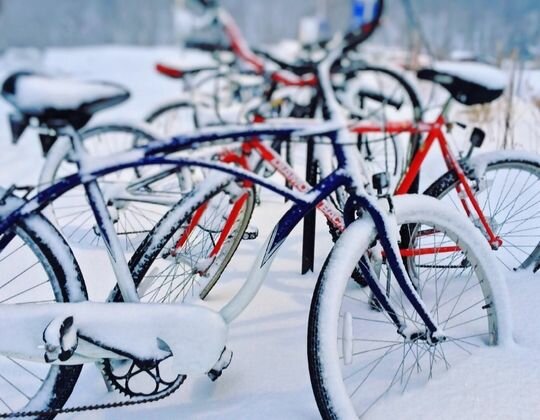Czy dobrym pomysłem jest trzymanie zimą roweru w piwnicy? Sprawdź jak uchronić rower przed zimową aurą. Pamiętaj, żeby zabezpieczyć go przed kradzieżą.