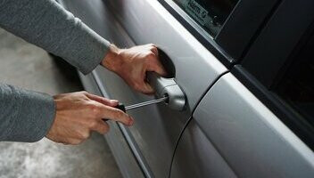 Kradzież auta w “biały” dzień – najbardziej śmiałe metody kradzieży samochodów
